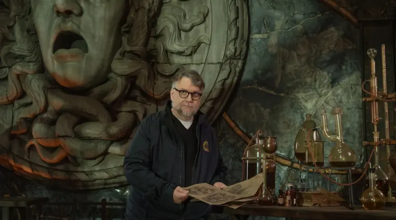 Imagen de Guillermo del Toro durante el rodaje de Frankenstein