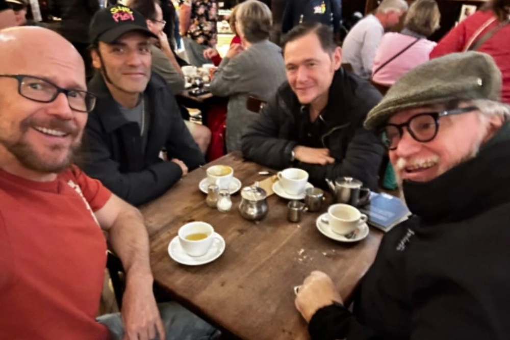 Sí, Santiago Segura tiene un cameo en 'Frankenstein', de Guillermo del Toro. 4 mundoCine - frankenstein guillermo del toro santiago segura