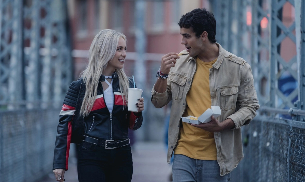 Óscar Casas es un piloto profesional de MotoGP en el tráiler de 'Ídolos', película en la que conoció a su actual pareja, la cantante y actriz Ana Mena. 2 mundoCine - idolos oscar casas ana mena