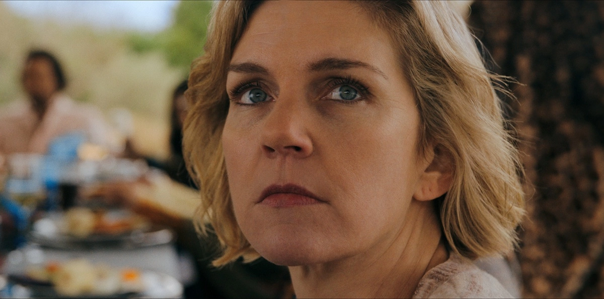 'Pluribus', la nueva serie de Vince Gilligan, se ha estrenado hoy en Apple TV, con la persona más miserable del mundo como nuestra salvadora. 2 mundoCine - pluribus estreno apple tv