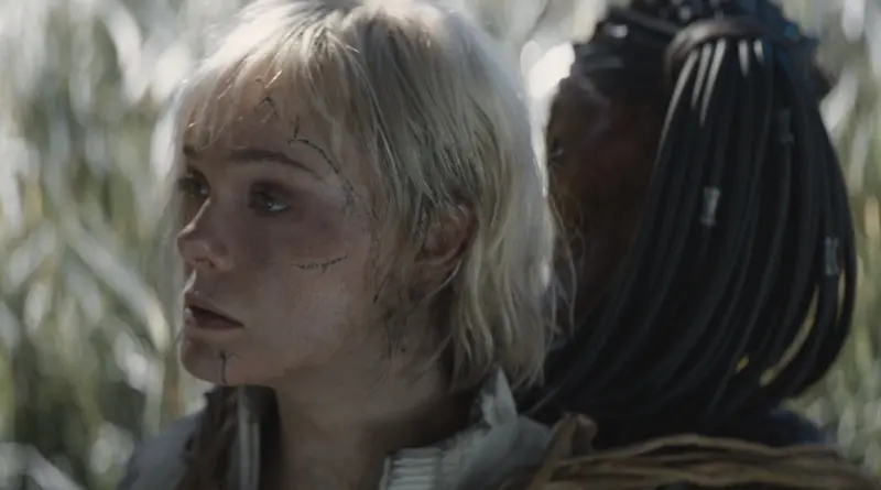 Imagen de Elle Fanning en la película Predator: Badlands
