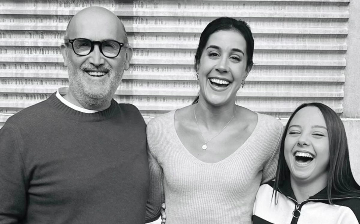 Los protagonistas de 'Yakarta' se encuentran con Carolina Marín: "Qué ilusión conocer a estas personas que han hecho una serie sobre bádminton". 2 mundoCine - serie yakarta carolina marin