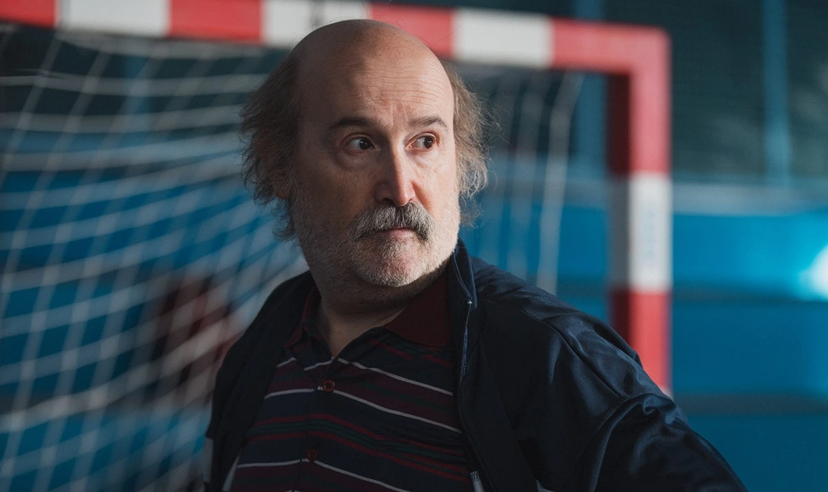 Crítica de 'Yakarta': Una de las mejores series españolas del año y un canto a los perdedores, con un Javier Cámara inmenso. 5 mundoCine - serie yakarta javier camara