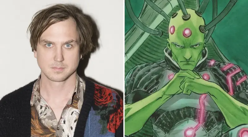 Una imagen comparativa compuesta por dos paneles. A la izquierda, una imagen del actor alemán Lars Eidinger sonriendo levemente frente a un fondo azul, el fichaje de Superman: Man of Tomorrow. A la derecha, una ilustración de cómic de Brainiac, un villano de piel verde con tres discos luminosos de color rosa en la frente y cables conectados a su cráneo.