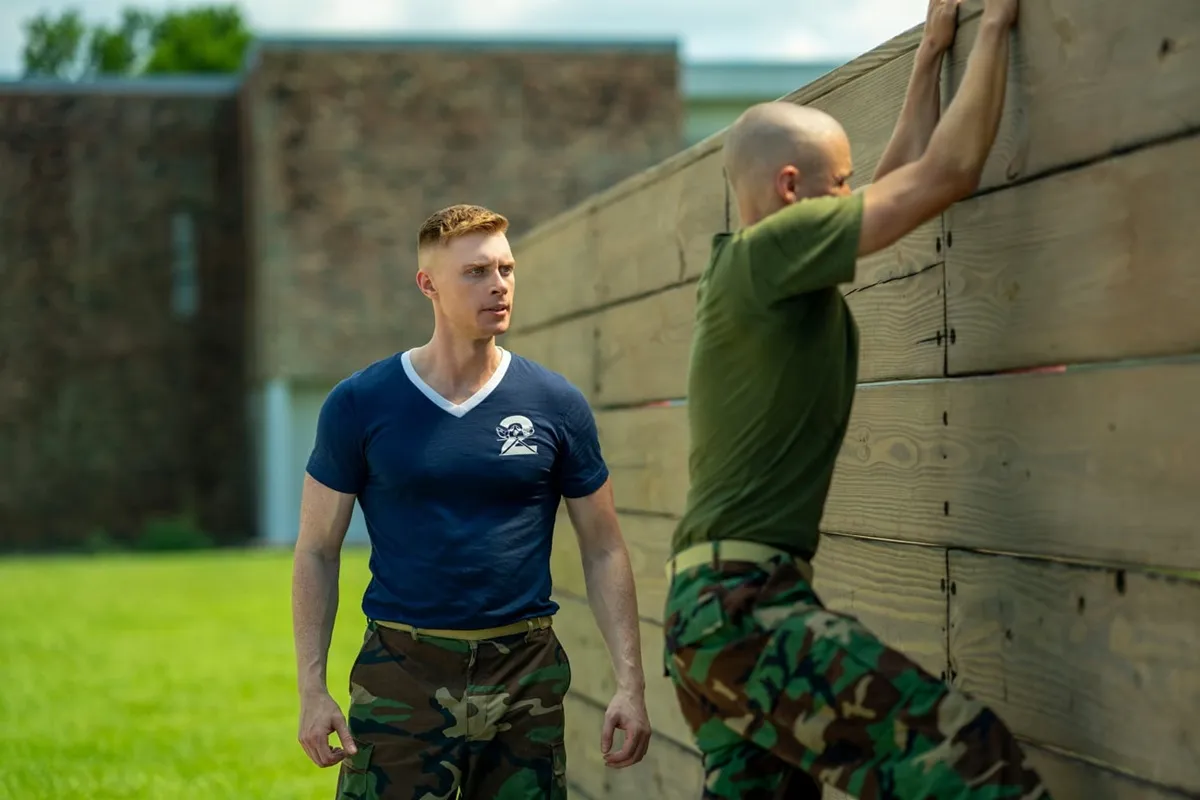 ¡Malas noticias! 'Reclutas', la serie militar queer de Netflix protagonizada por Miles Heizer, ha sido cancelada. 3 mundoCine - Reclutas temporada 2