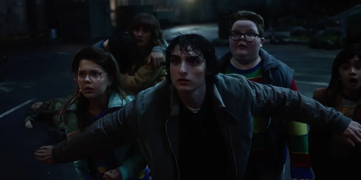 'Stranger Things 5' y cómo Jake Connelly pasó de un anuncio de muebles a convertirse en el nuevo favorito del fandom como Derek Turnbow. 5 mundoCine - Stranger Things 5 derek jake connelly