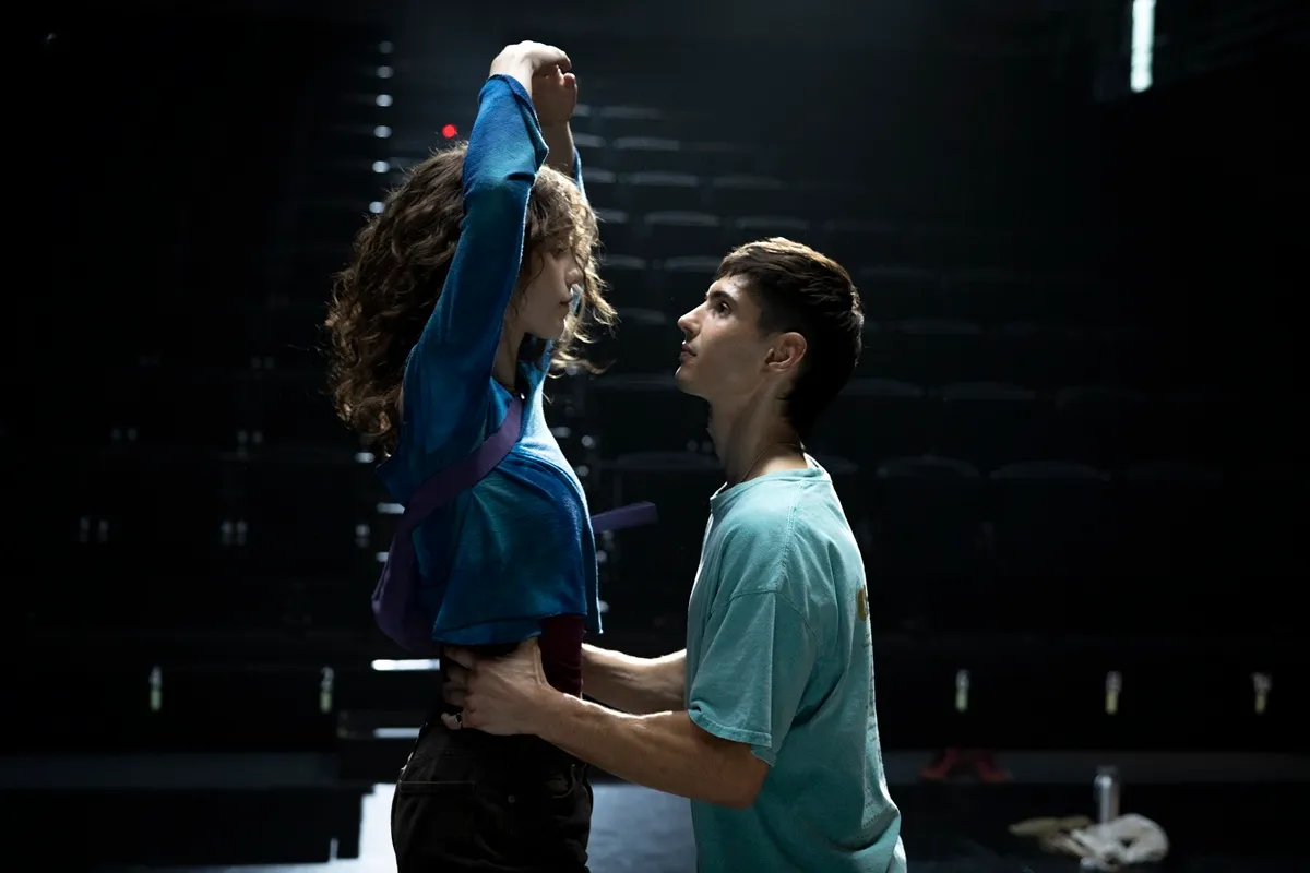 Concluye el rodaje de 'A Fuego', la ópera prima de Estel Díaz protagonizada por Zoe Bonafonte, Ruslana, Omar Banana y otros jóvenes talentos. 5 mundoCine - a fuego rodaje pelicula 2026