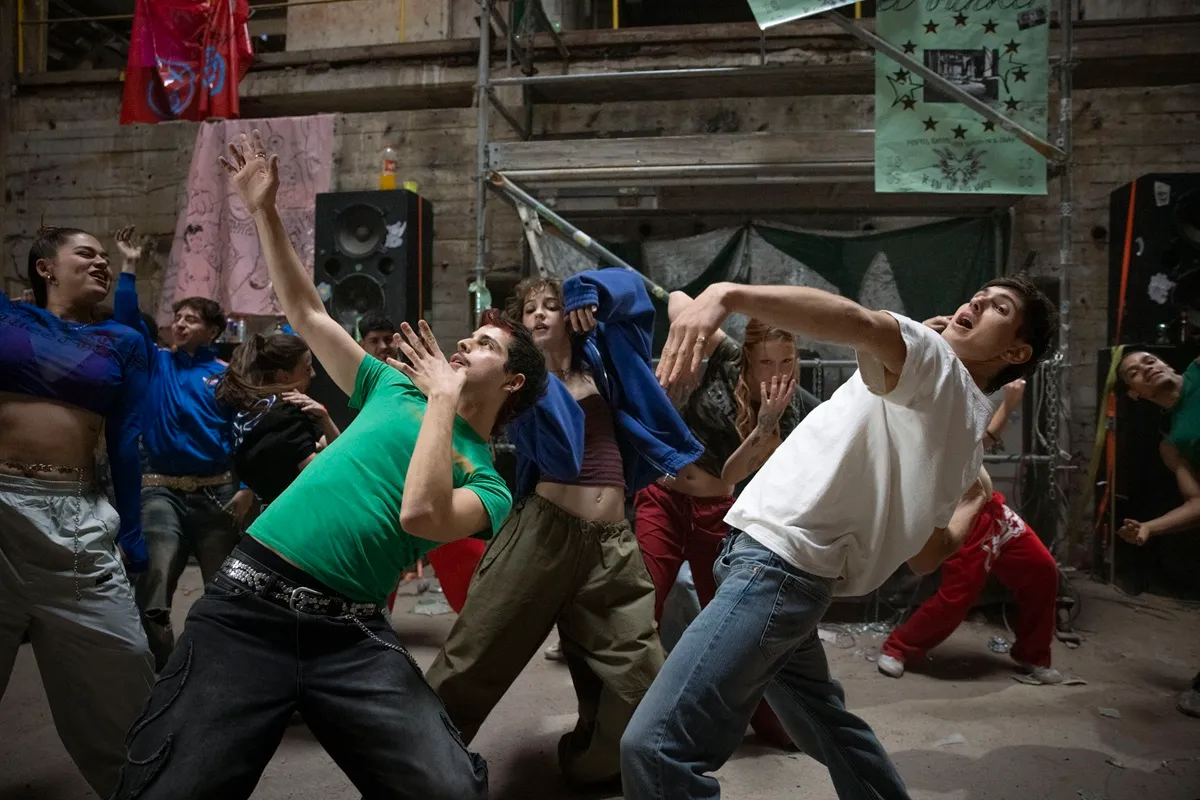 Concluye el rodaje de 'A Fuego', la ópera prima de Estel Díaz protagonizada por Zoe Bonafonte, Ruslana, Omar Banana y otros jóvenes talentos. 3 mundoCine - a fuego rodaje pelicula