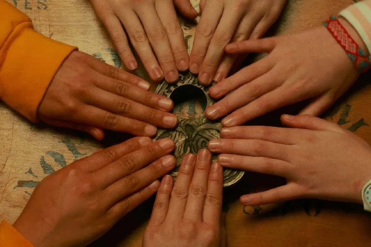 'El juego de Gracie Darling', la serie sobre la desaparición de una chica tras una sesión de espiritismo, se cuela entre las más vistas de Netflix. 4 mundoCine - el juego de gracie darling serie