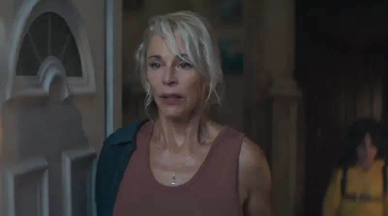 Belén Rueda con expresión de preocupación y desconcierto en una escena de la película de terror El vestido.