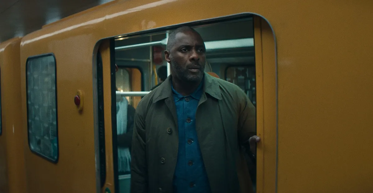 Idris Elba cambia el avión secuestrado por un tren berlinés en el adrenalínico tráiler de la temporada 2 de 'Hijack'. 2 mundoCine - hijack temporada 2 poster