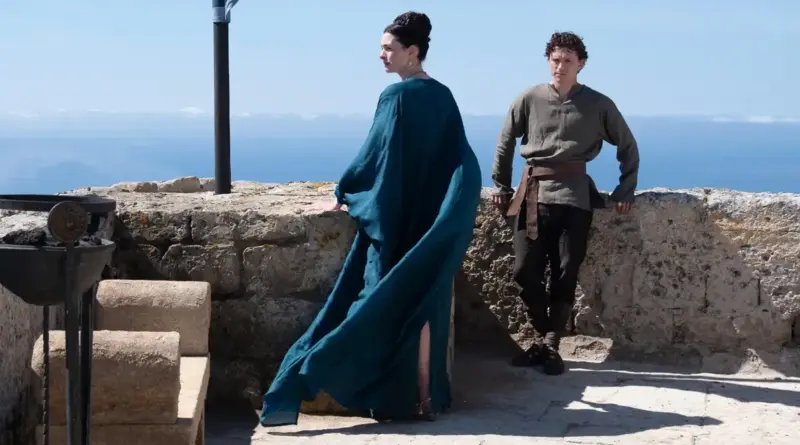 Imagen de la película La Odisea de Christopher Nolan con Tom Holland y Anne Hathaway