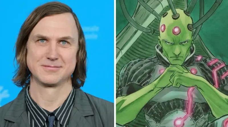 Una imagen comparativa compuesta por dos paneles. A la izquierda, una imagen del actor alemán Lars Eidinger sonriendo levemente frente a un fondo azul, el fichaje de Superman: Man of Tomorrow. A la derecha, una ilustración de cómic de Brainiac, un villano de piel verde con tres discos luminosos de color rosa en la frente y cables conectados a su cráneo.