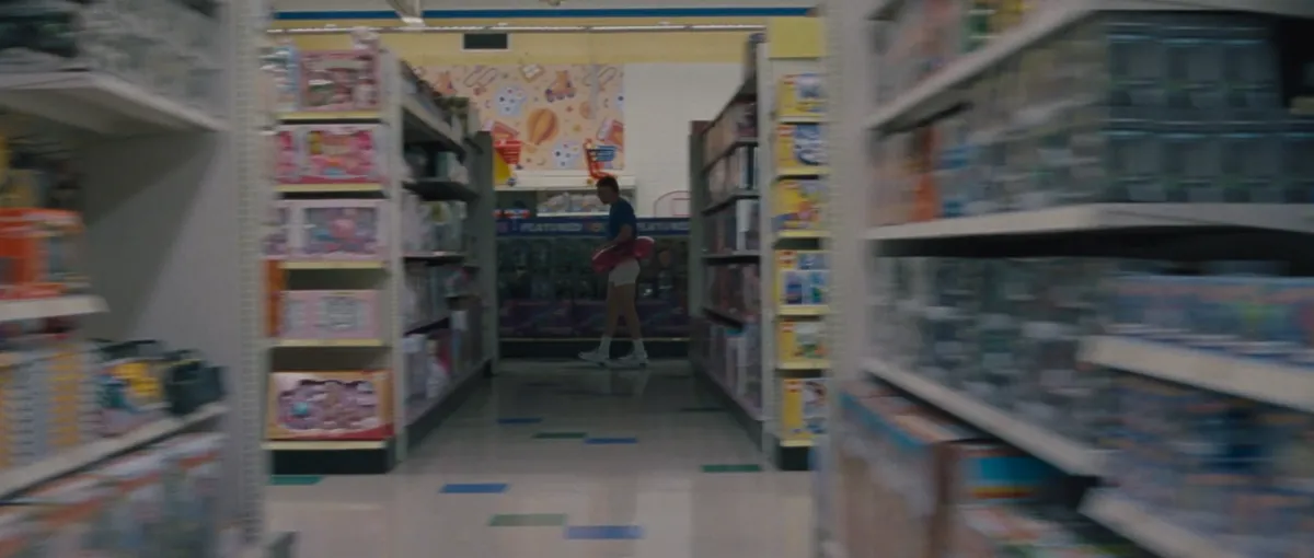 'Roofman. Un ladrón en el tejado' y cómo reconstruyeron el Toys “R” Us donde el verdadero ladrón de McDonald's Jeffrey Manchester se escondió. 6 mundoCine - roofman toys r us pasillos