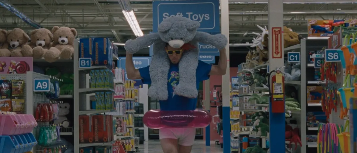 'Roofman. Un ladrón en el tejado' y cómo reconstruyeron el Toys “R” Us donde el verdadero ladrón de McDonald's Jeffrey Manchester se escondió. 5 mundoCine - roofman toys r us pelicula