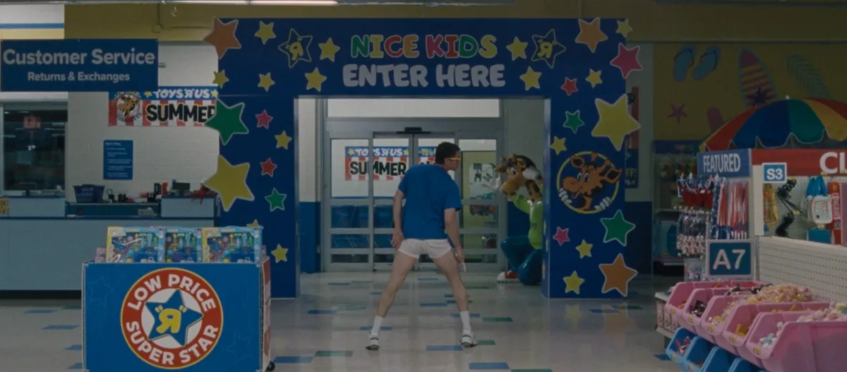 'Roofman. Un ladrón en el tejado' y cómo reconstruyeron el Toys “R” Us donde el verdadero ladrón de McDonald's Jeffrey Manchester se escondió. 2 mundoCine - roofman toys r us recreacion