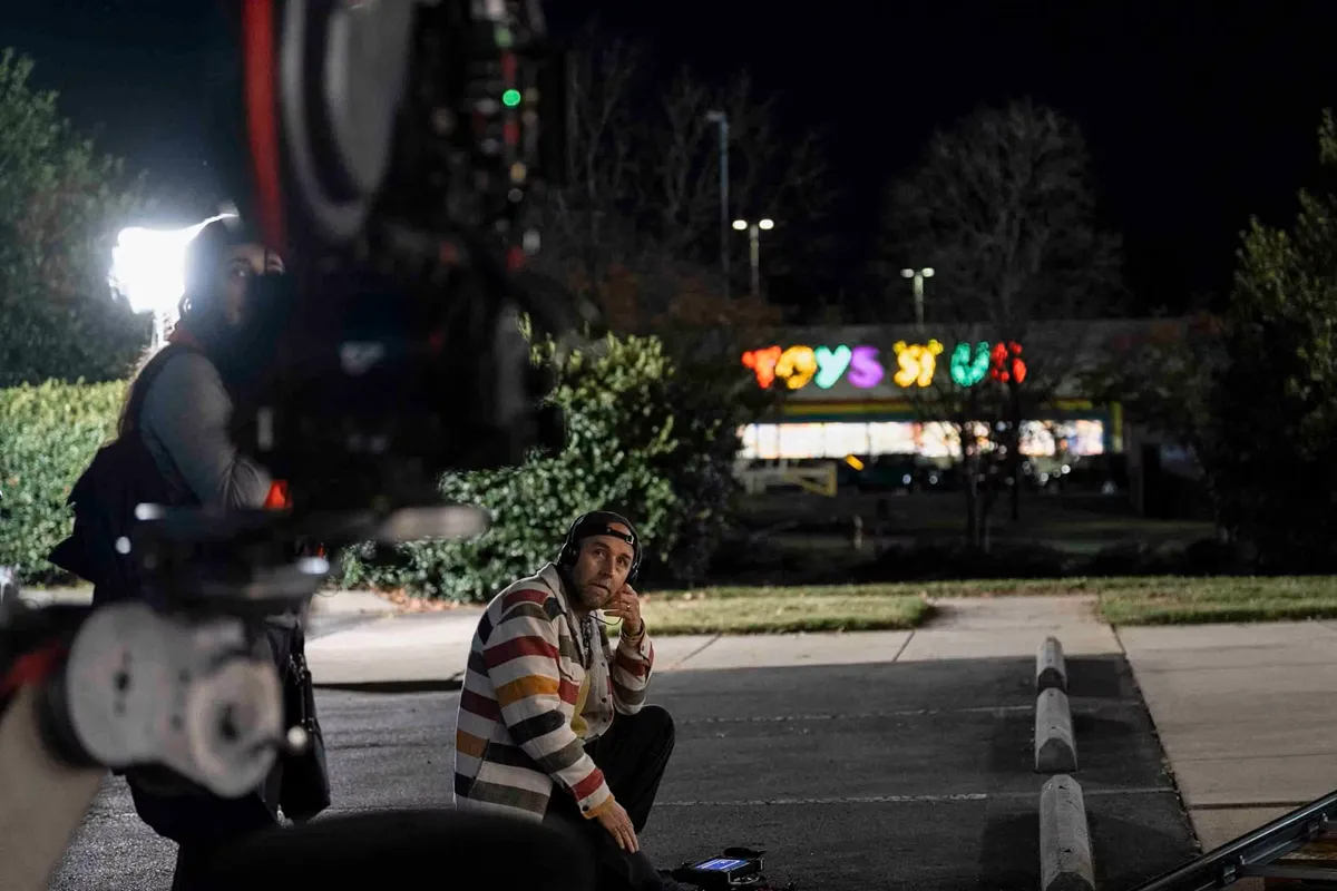 'Roofman. Un ladrón en el tejado' y cómo reconstruyeron el Toys “R” Us donde el verdadero ladrón de McDonald's Jeffrey Manchester se escondió. 3 mundoCine - roofman toys r us