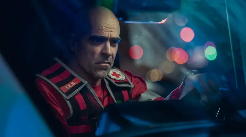Luis Tosar interpretando a Salvador Aguirre, un conductor de ambulancias, al volante de su vehículo durante una escena nocturna de la serie de Netflix.