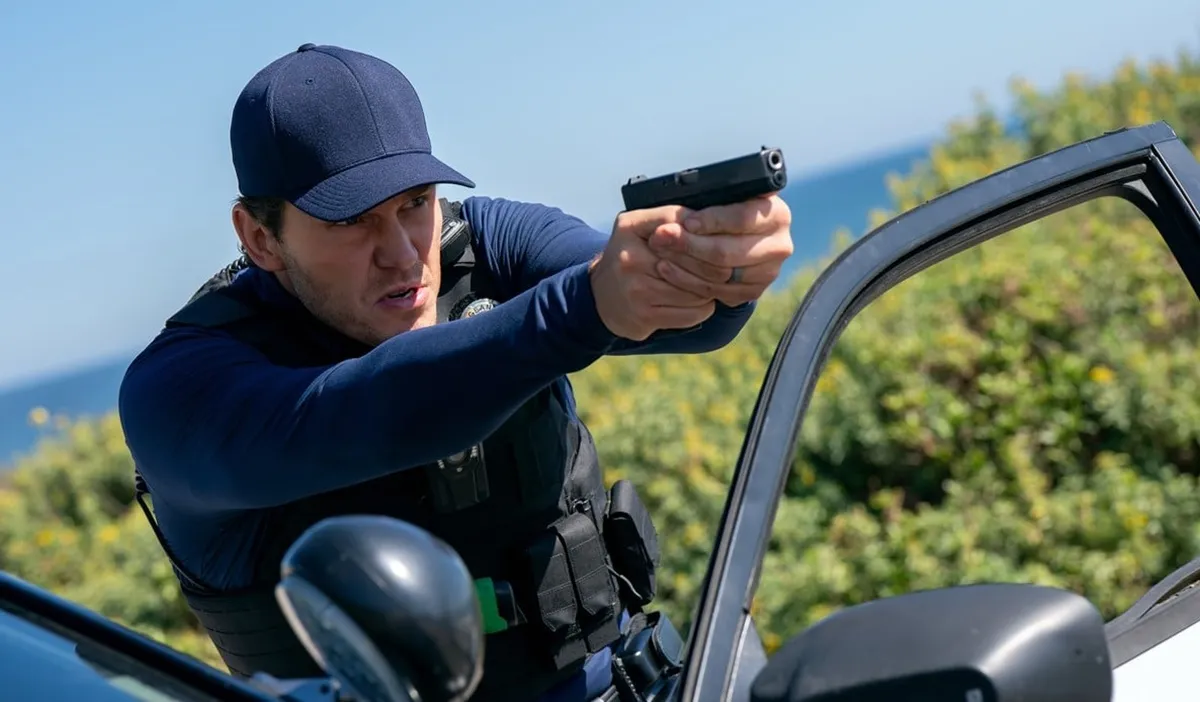 El nuevo tráiler de 'Sin Piedad' ('Mercy') muestra a Chris Pratt como un detective acusado de asesinato que debe convencer a una IA de su inocencia. 2 mundoCine - sin piedad chris pratt rebecca ferguson