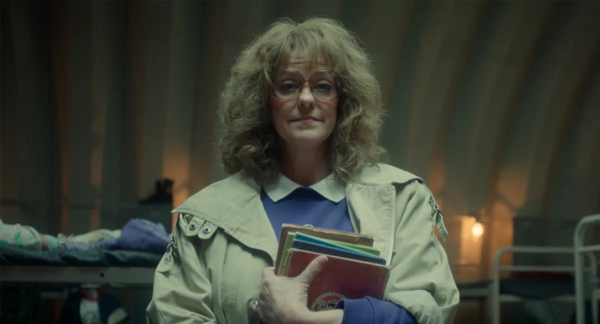 Los hermanos Duffer ficharon a la profesora que cambió sus vidas en 'Stranger Things 5': «Vio algo en nosotros que nosotros no veíamos». 2 mundoCine - stranger things 5 hope hynes love profesora instituto duffer miss harris