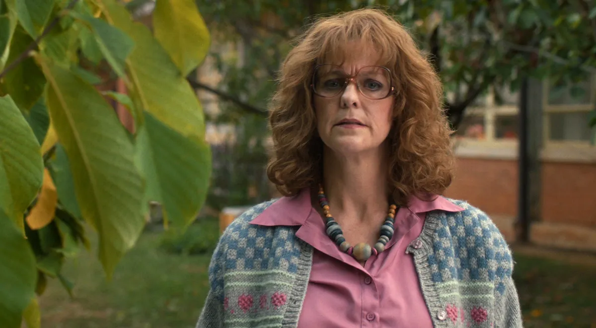 Los hermanos Duffer ficharon a la profesora que cambió sus vidas en 'Stranger Things 5': «Vio algo en nosotros que nosotros no veíamos». 4 mundoCine - stranger things 5 profesora instituto duffer