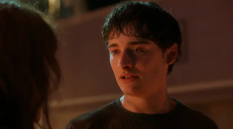 Primer plano del actor Noah Schnapp, caracterizado como Will Byers en 'Stranger Things', con el cabello mojado, los ojos llorosos y una expresión de profunda emoción.