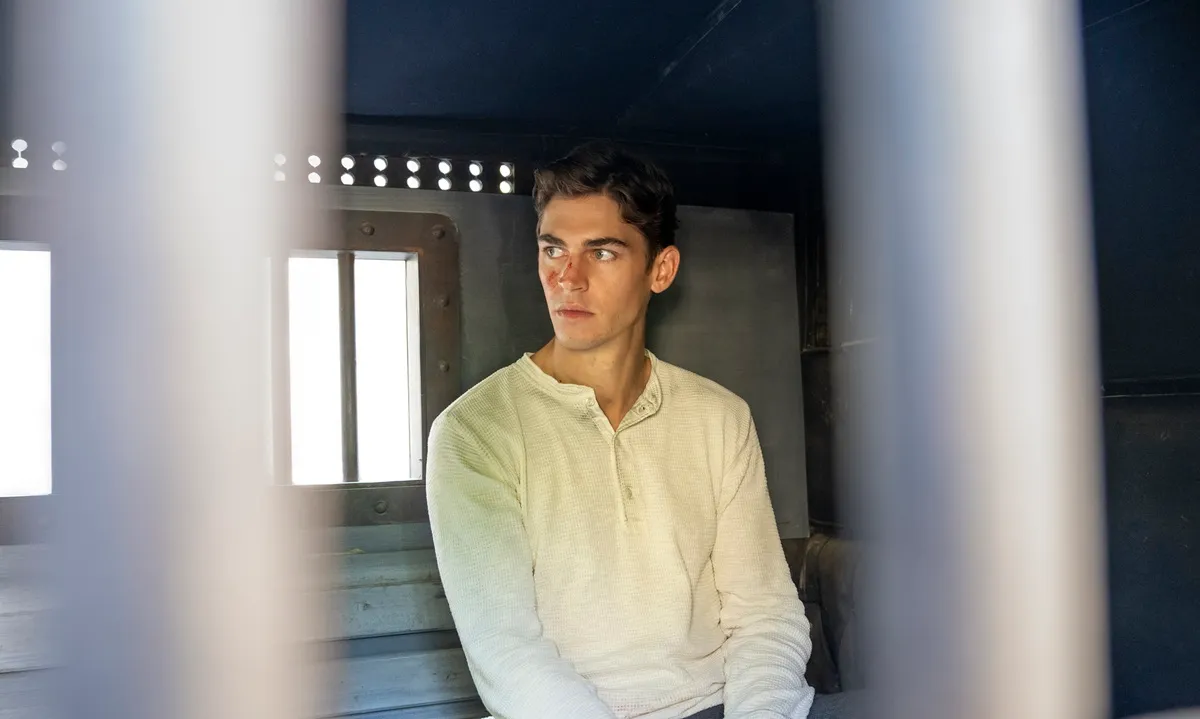 mundoCine - young sherlock serie Hero Fiennes Tiffin