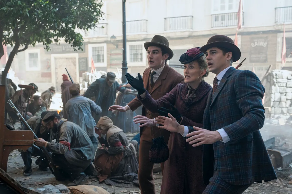 El primer tráiler de 'Young Sherlock' muestra a Hero Fiennes Tiffin probándose la famosa gorra de cazador. 2 mundoCine - young sherlock trailer