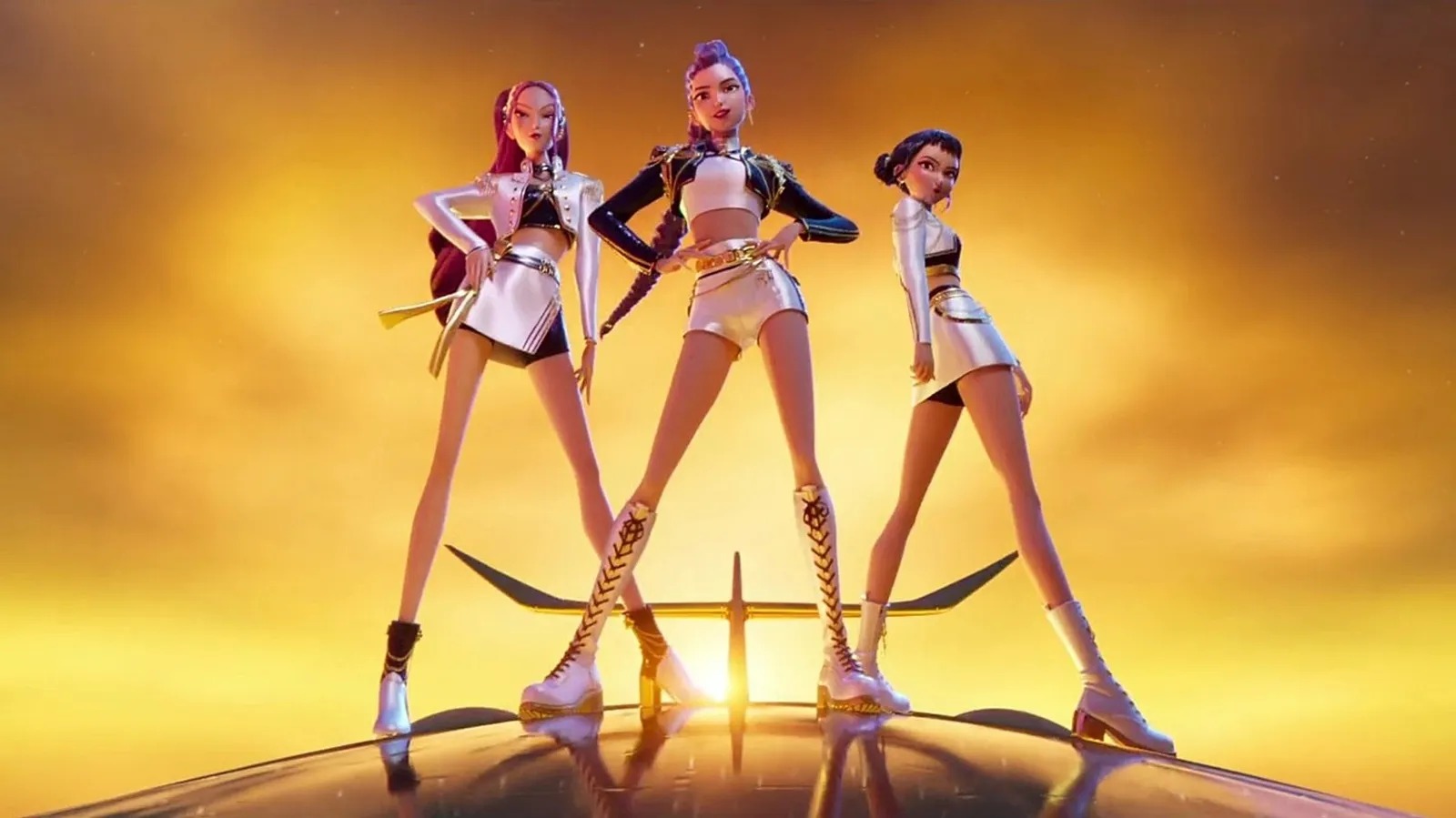 Imagen de 'Kpop Demon Hunters' con tres heroínas animadas posando con actitud desafiante sobre una superficie reflectante bajo un cielo dorado brillante. Visten trajes coordinados estilo "idol" en blanco, negro y oro con botas altas. La líder en el centro tiene el cabello morado trenzado y manos en la cintura, flanqueada por una compañera de pelo rosa con coleta alta a la izquierda y otra de pelo oscuro con moños a la derecha.
