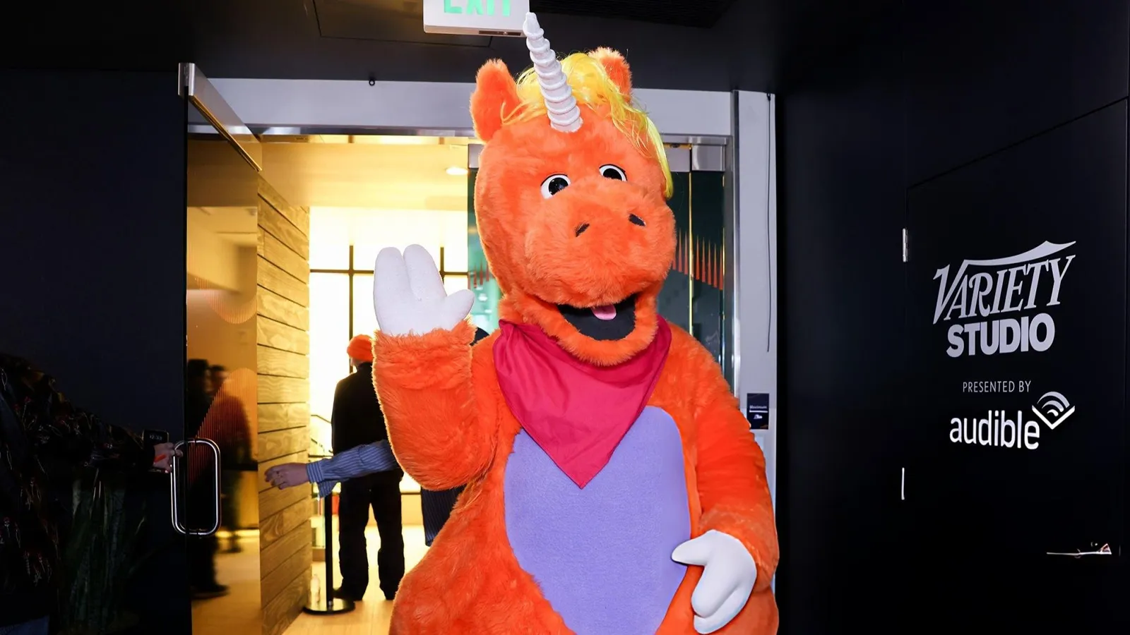 «Naranja y con pelo rubio»: así es como Cristin Milioti describe a Buddy, el unicornio asesino y narcisista que protagoniza su estreno en Sundance 2026. 4 mundoCine - buddy sundance unicornio