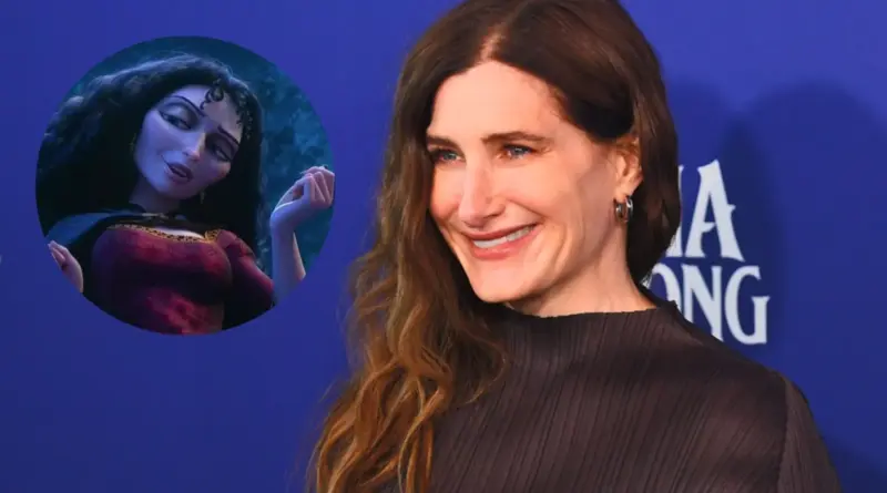 Composición que muestra a la actriz Kathryn Hahn sonriendo en una alfombra roja junto a un círculo superpuesto con la imagen animada de Madre Gothel de la película "Enredados".