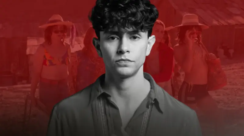 Montaje gráfico para una entrevista. En primer plano y centrado, el director Diego Céspedes mira fijamente a la cámara con expresión seria, en una fotografía en blanco y negro. Viste una camisa oscura abierta. Superpuesto al fondo, teñido completamente de un filtro rojo intenso, se ve una escena de la película 'La misteriosa mirada del flamenco' con varias mujeres usando sombreros de ala ancha y bikinis o ropa de verano en un entorno rural.