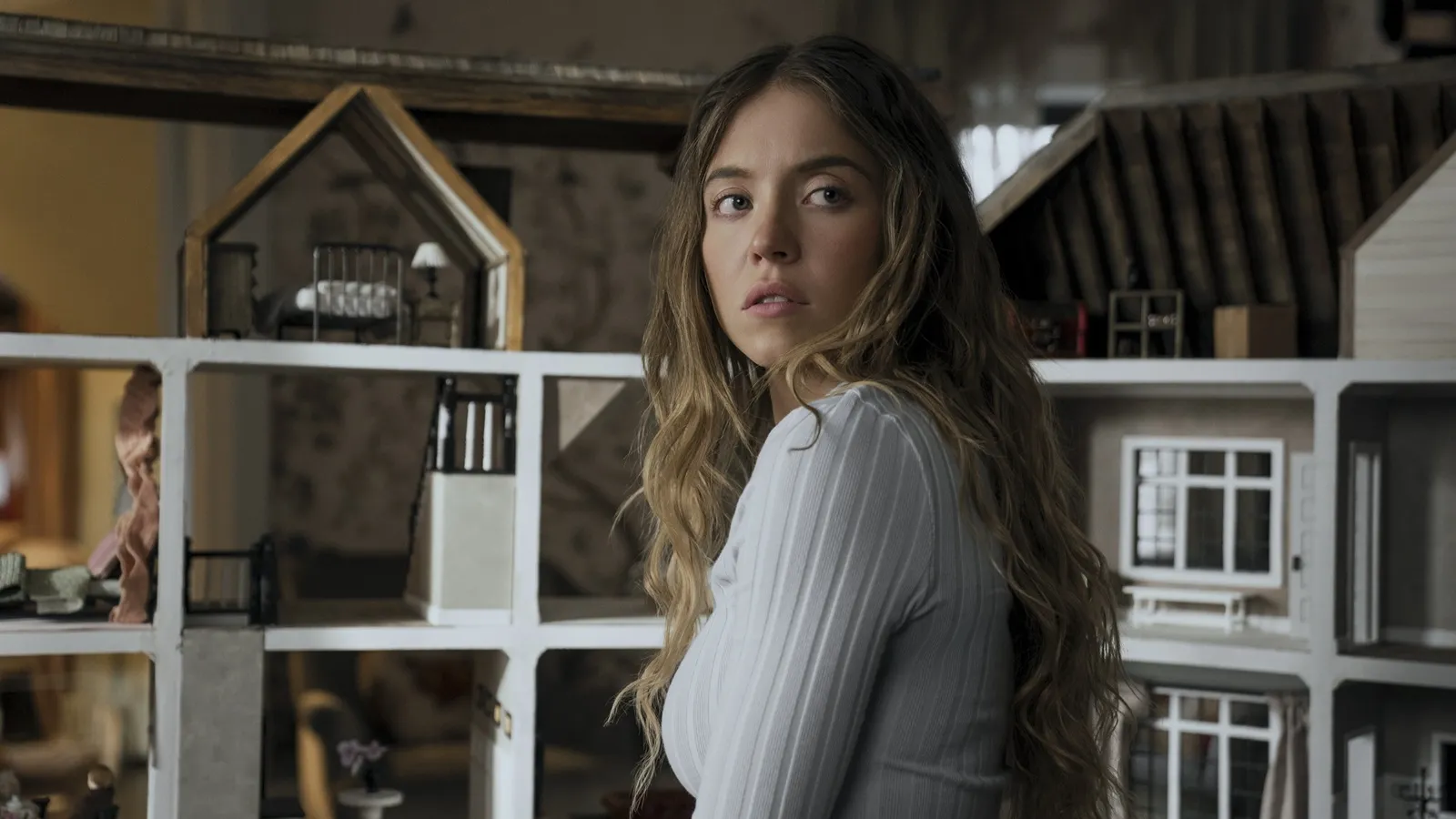 Crítica de 'La asistenta': Sydney Sweeney se echa a la espalda el best seller del año 4 mundoCine - la asistenta pelicula sydney sweeney