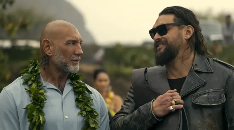 El tráiler de 'Los hermanos demolición' muestra a Jason Momoa y Dave Bautista como hermanastros en la comedia de acción que manifestaron. 1 Fotograma de 'Los hermanos demolición'. Dave Bautista, con un collar de flores verdes (lei) sobre una camisa azul, mira escéptico a Jason Momoa, quien sonríe con gafas de sol y chaqueta de cuero negra, con un paisaje montañoso al fondo.