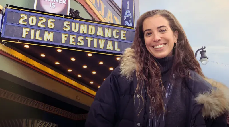 Primer plano de Mireia Vilanova sonriendo ampliamente frente a la icónica marquesina del Teatro Egipcio (Egyptian Theatre). El cartel luminoso anuncia en letras doradas: "2026 SUNDANCE FILM FESTIVAL". Ella lleva un abrigo de invierno negro abultado con capucha de pelo sintético.