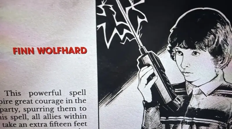 Ilustración en blanco y negro de estilo manual de rol que muestra a Mike Wheeler joven sosteniendo un walkie-talkie del que emanan rayos, junto al nombre "FINN WOLFHARD" en letras rojas y un bloque de texto sobre un "hechizo poderoso" en los créditos finales de 'Stranger Things'.