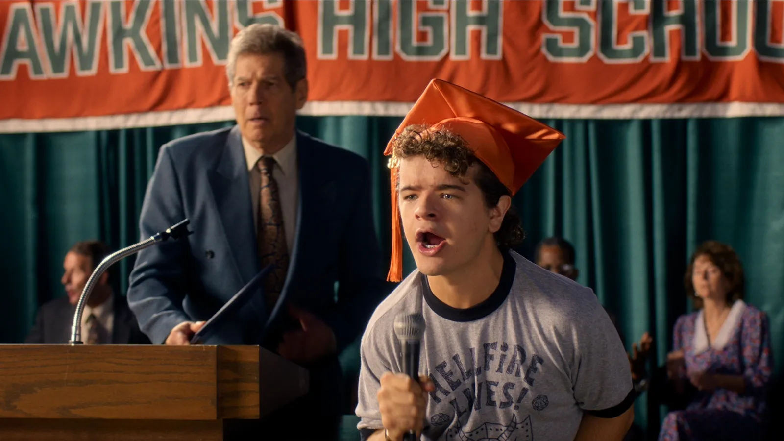 mundoCine - stranger things final momento graduacion dustin