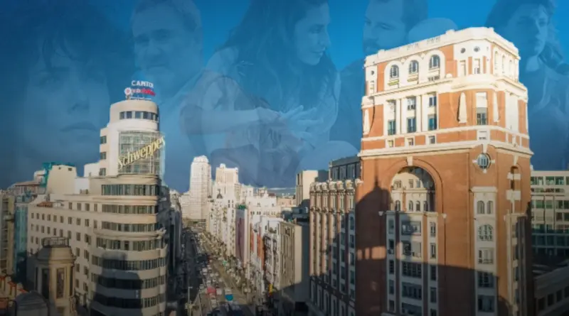 Collage Digital Para La 81ª Gala Medallas Cec Que Muestra El Icónico Edificio Carrión (Capitol) En La Gran Vía De Madrid, Iluminado Por El Sol, Con El Cartel De Schweppes Visible. El Cielo Azul Ocupa Gran Parte Del Fondo, Donde Se Superponen De Forma Translúcida Y Fantasmal Los Rostros De Varios Actores Y Actrices Españoles.