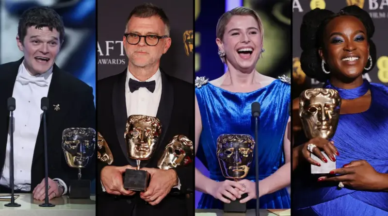 Collage Horizontal Dividido En Cuatro Paneles Verticales Mostrando A Distintos Ganadores De Los Premios Bafta 2026 Sosteniendo Sus Trofeos (Máscaras Doradas). Izquierda: Un Actor Joven Con Esmoquin Y Pajarita Blanca Habla Emocionado Frente A Un Micrófono. Centro-Izquierda: Un Hombre Con Gafas De Pasta Y Barba Sostiene Tres Trofeos Acumulados En Sus Brazos, Con Expresión Seria Pero Satisfecha. Centro-Derecha: Una Actriz Rubia Con Vestido De Terciopelo Azul Eléctrico Ríe Abiertamente Con La Cabeza Echada Hacia Atrás Mientras Agarra Su Premio. Derecha: Una Actriz Negra Con Un Elegante Vestido Azul Y Peinado Alto Sonríe Radiante Sosteniendo Su Máscara Dorada Con Ambas Manos.