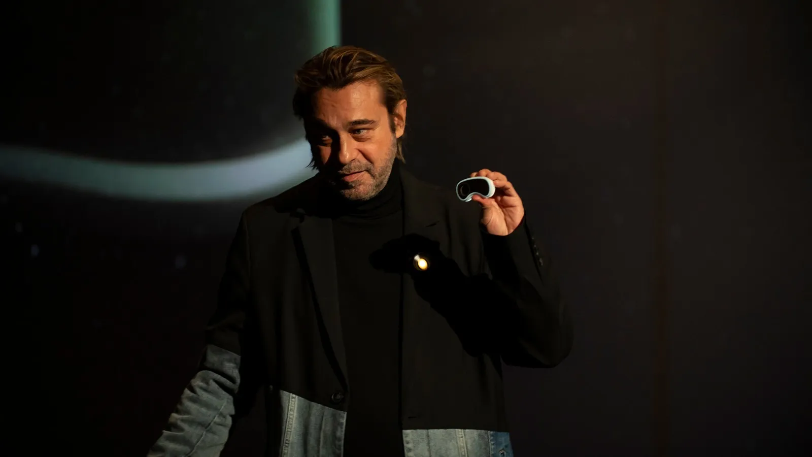 El tráiler de la serie 'Day One', protagonizada por Álex González, muestra una tecnología que parece sacada de 'Black Mirror'. 3 Mundocine - Day One Prime Video