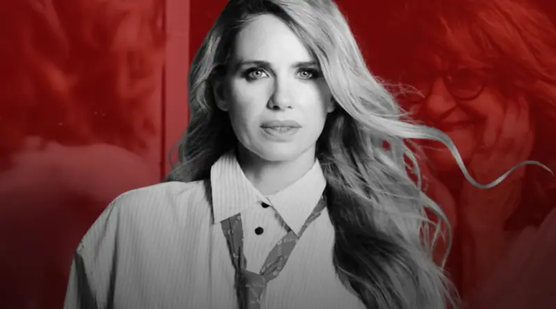 Composición gráfica editorial. En primer plano, un recorte en blanco y negro de Vanesa Romero mirando a cámara con seriedad y el cabello al viento, vistiendo camisa y corbata deshecha. El fondo es rojo intenso y muestra, con efecto de doble exposición, la imagen de la mujer mayor sonriendo con gafas (la protagonista del corto).