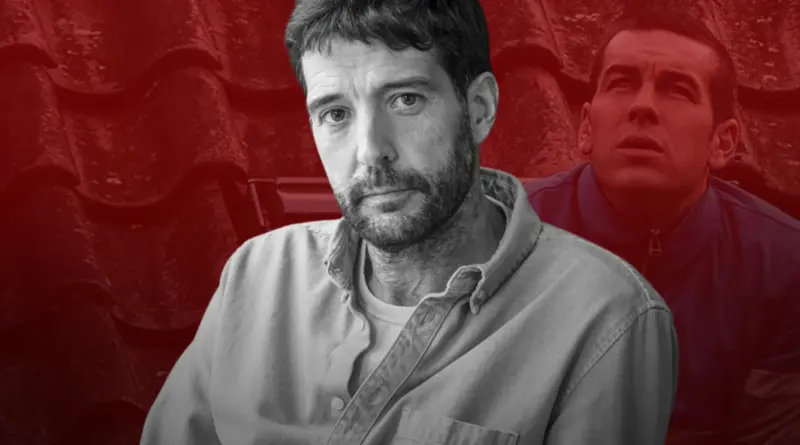 Gerard Oms, director de 'Muy lejos': «Si la película ha cambiado la vida de una sola persona, ya ha valido la pena». 1 Composición Gráfica Editorial Dividida. En Primer Plano Y En Blanco Y Negro, Un Retrato Del Director Gerard Oms. Detrás, Sobre Un Fondo Rojo Texturizado Con Tejas, Aparece Mario Casas En 'Muy Lejos'.