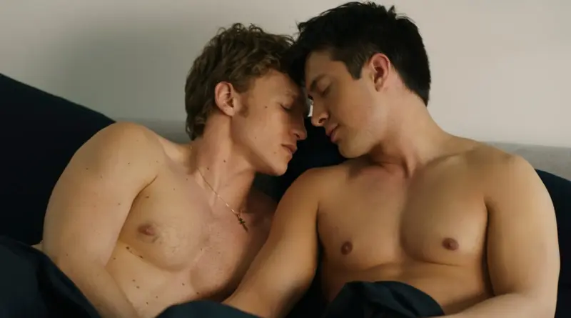 Crítica de 'Más que rivales' ('Heated Rivalry'): dos deportistas de élite protagonizan un romance queer que supera cualquier prejuicio erótico. 1 Fotograma De 'Heated Rivalry'. Primer Plano De Shane E Ilya En Una Cama, Con Los Torsos Desnudos Y Los Ojos Cerrados. Sus Frentes Y Narices Se Rozan Suavemente En Un Momento De Profunda Conexión Y Paz. Ilya Lleva Una Pequeña Cadena Dorada Con Una Cruz Al Cuello.