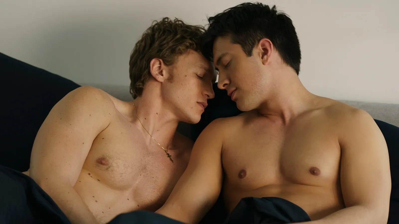 Crítica de 'Más que rivales' ('Heated Rivalry'): dos deportistas de élite protagonizan un romance queer que supera cualquier prejuicio erótico. 2 Mundocine - Mas Que Rivales Heated Rivalry Critica