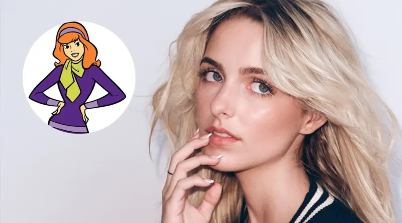 Mckenna Grace junto a una ilustración del personaje Daphne Blake de Scooby-Doo.