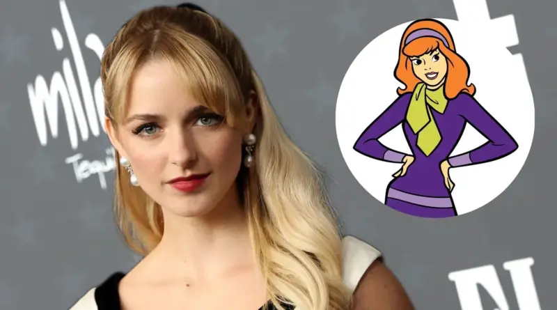 Composición Dividida. A La Izquierda, Un Retrato De Mckenna Grace Rubia Con Vestido Negro Y Pendientes De Perlas. A La Derecha, En Un Círculo Blanco, La Ilustración Clásica De Daphne Blake De 'Scooby-Doo' Con Su Pañuelo Verde Y Vestido Morado.