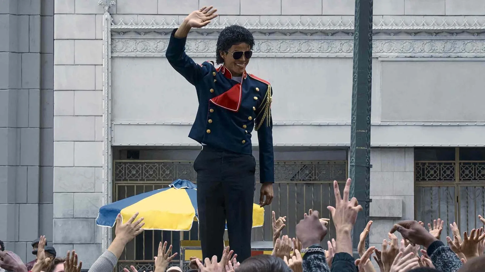¡Imposible distinguirlos! 'Michael' presenta un nuevo tráiler con Jaafar Jackson mimetizado como el Rey del Pop. 4 mundoCine - michael 2026 jaafar