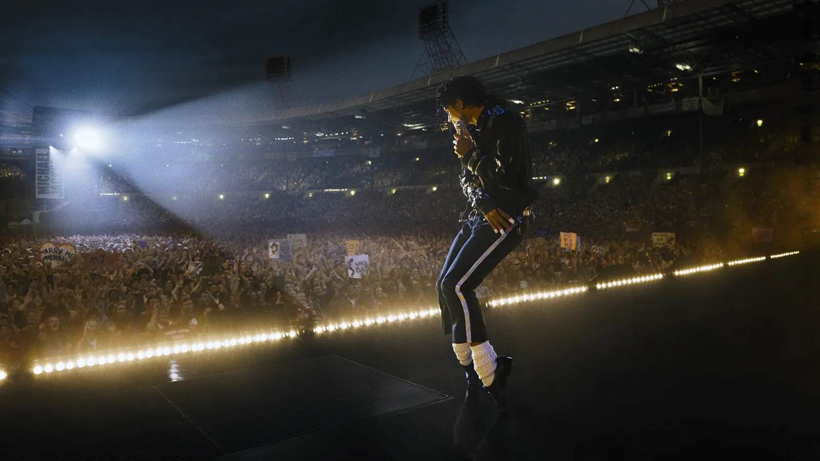 ¡Imposible distinguirlos! 'Michael' presenta un nuevo tráiler con Jaafar Jackson mimetizado como el Rey del Pop. 7 mundoCine - michael 2026 moonwalk