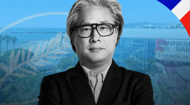 Retrato De Primer Plano De Park Chan-Wook Con Gafas Y Traje Oscuro, Superpuesto Sobre Un Fondo Gráfico Con El Logo De La Palma De Cannes, Una Vista Aérea De La Costa De Cannes Y La Bandera Francesa En La Esquina Superior Derecha.