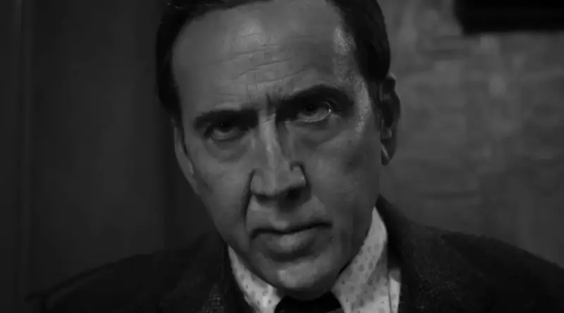 Fotograma de 'Spider-Noir'. Primer plano en blanco y negro de Nicolas Cage como Ben Reilly. Tiene una expresión severa, cansada y con el ceño fruncido, mirando intensamente hacia la cámara con una iluminación dramática de cine negro.